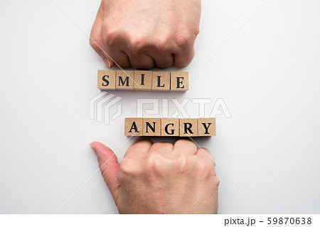 イメージ　スマイル　アングリィ　笑顔　怒る 59870638