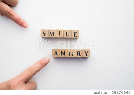 イメージ　スマイル　アングリィ　笑顔　怒る 59870640