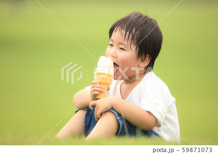 ソフトクリームを食べる男の子の写真素材