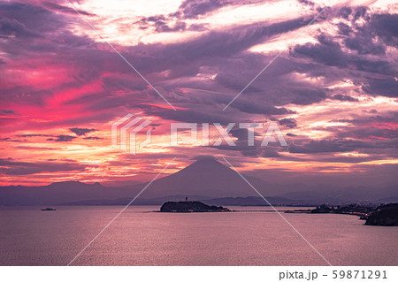 燃える夕焼け 江の島と富士山と の写真素材