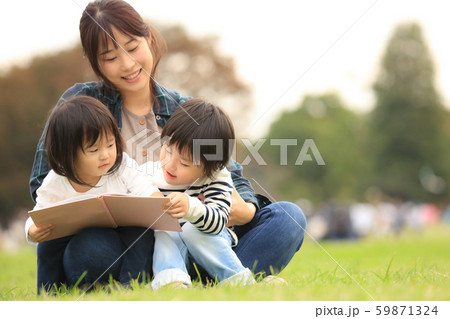 本を読む親子 本を読む親子 59871324