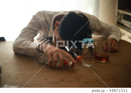 酔いつぶれて眠る男性 59871551