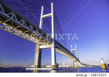 （神奈川県）横浜港・湾内クルーズで眺める、横浜ベイブリッジ 59872624
