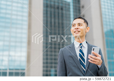 ビジネスマン(若い男性、高層ビル、スマホ、屋外 ビジネスマン(若い男性、高層ビル、スマホ、屋外 59872721