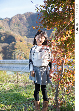 紅葉とおしゃれな女の子 紅葉とおしゃれな女の子 59873496