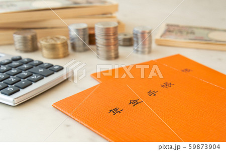 年金手帳　お金　老後 59873904