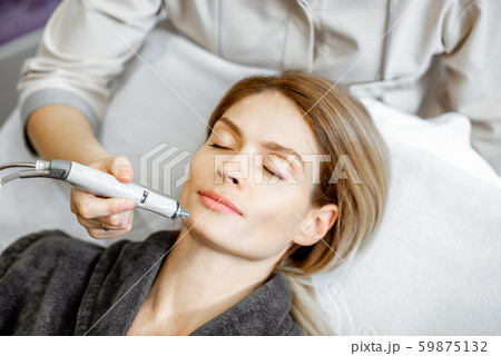 Woman making vacuum hydro peeling at the beauty salon Woman making vacuum hydro peeling at the beauty salon 59875132