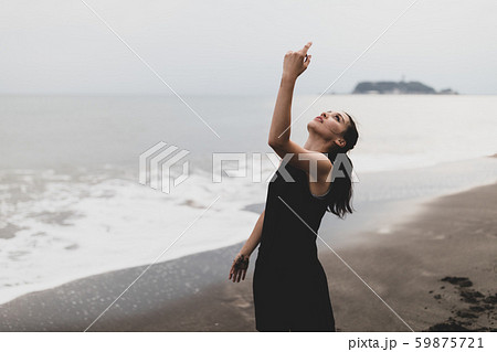 ダンス　海　女性 59875721