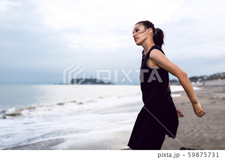 ダンス　海　女性 59875731