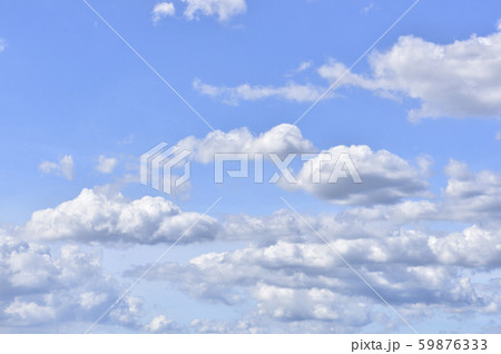 青空と雲の背景素材　暑中見舞い　テンプレート 59876333