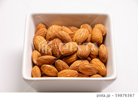 角小鉢に入れられたアーモンド。ビタミンEや食物繊維を多く含み、美容や健康によいと言われるナッツ。 59876367
