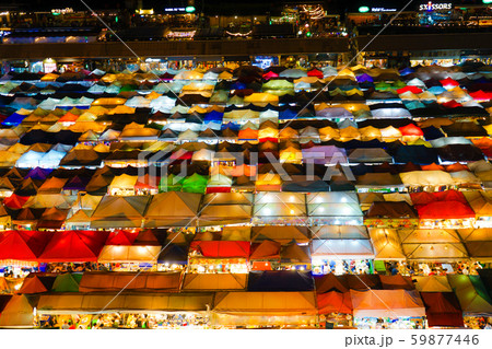 タラート・ロットファイ・ラチャダー（タイ王国・バンコクの夜市） 59877446