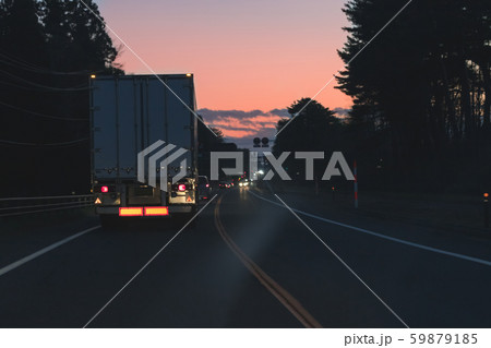 夕暮れ時の運送トラック 夕暮れ時の運送トラック 59879185