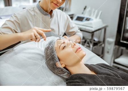 Woman making vacuum hydro peeling at the beauty salon 59879567