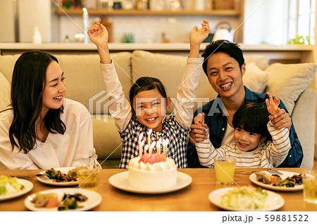 誕生日 バースデーケーキ お祝い 家族の写真素材