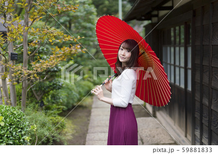 和傘の女性 59881833