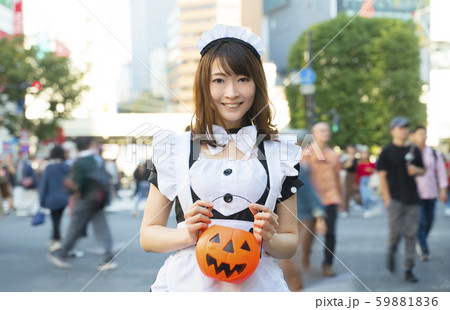 東京 渋谷 ハロウィン メイドの女性 東京 渋谷 ハロウィン メイドの女性 59881836