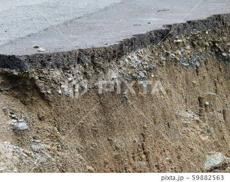 道路の崩壊断面 道路の崩壊断面 59882563
