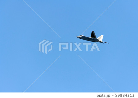 青空を滑空する戦闘機 59884313