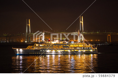 日本の横浜都市景観　横浜港のロイヤルウイングなどを望む(夜景） 59884379