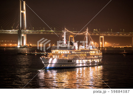 日本の横浜都市景観 横浜港のロイヤルウイングなどを望む(夜景) 日本の横浜都市景観 横浜港のロイヤルウイングなどを望む(夜景) 59884387