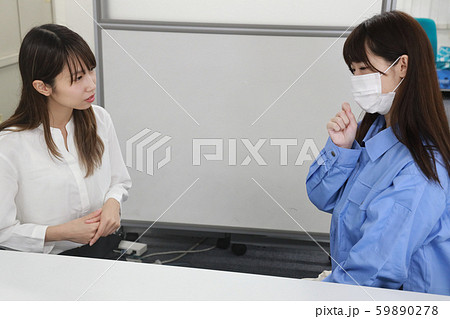 女性エンジニアを診察する産業医1 59890278