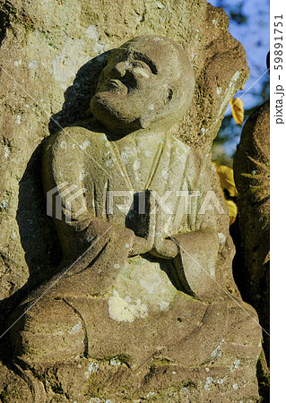 空に祈る石仏（縦） 59891751