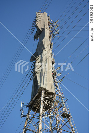 再塗装される架空電線路 59892081