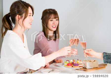 女子会 パーティー 乾杯 59894020