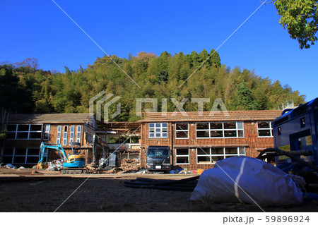 昭和３５年に建築された福浦小学校（島根県松江市）（平成１３年廃校）の解体工事 59896924