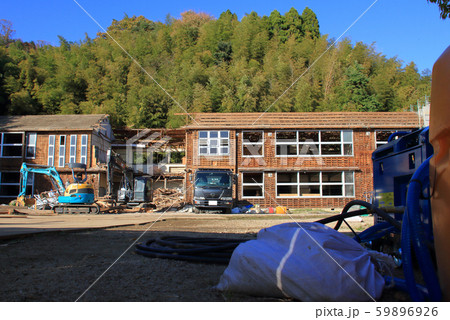昭和３５年に建築された福浦小学校（島根県松江市）（平成１３年廃校）の解体工事 59896926