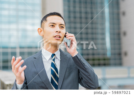ビジネスマン(若い男性、高層ビル、スマホ、屋外 ビジネスマン(若い男性、高層ビル、スマホ、屋外 59897021