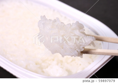パックご飯を食べる 59897079
