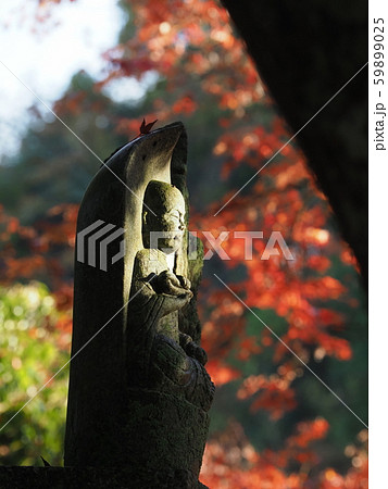お地蔵様・紅葉 59899025