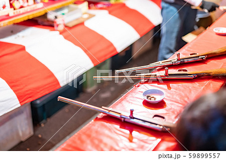 昔懐かしい縁日の射的　 59899557