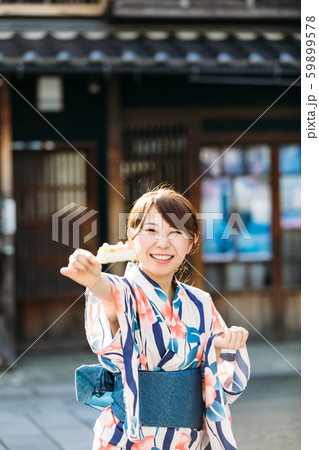 犬山 城下町 浴衣 女性 食べ歩きの写真素材