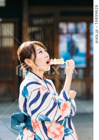 犬山 城下町 浴衣 女性 食べ歩きの写真素材