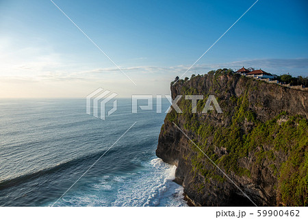 インドネシア バリ島 断崖絶壁のウルワツ寺院 インドネシア バリ島 断崖絶壁のウルワツ寺院 59900462