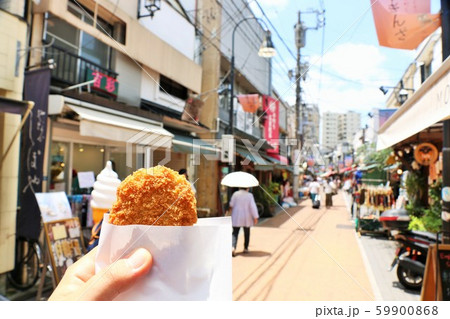 東京 谷中銀座商店街 食べ歩きの写真素材