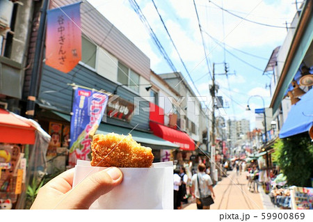 東京 谷中銀座商店街 食べ歩きの写真素材