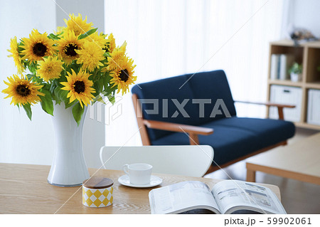 花瓶に入ったヒマワリ 59902061
