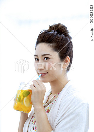 ドリンクを飲む女性 ドリンクを飲む女性 59902102