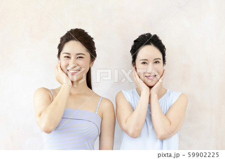 笑顔の母と娘 笑顔の母と娘 59902225