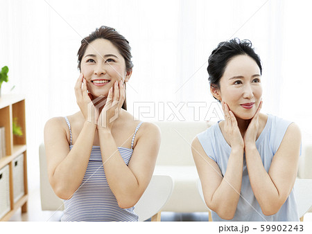 頬に手をあてる母と娘 頬に手をあてる母と娘 59902243
