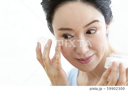 スキンケアをするミドル女性 スキンケアをするミドル女性 59902300