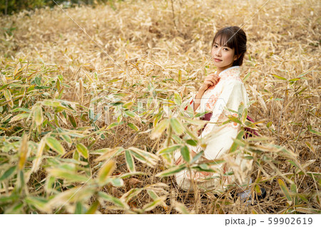笹と着物の女性 59902619