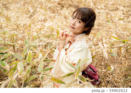 笹と着物の女性 59902622