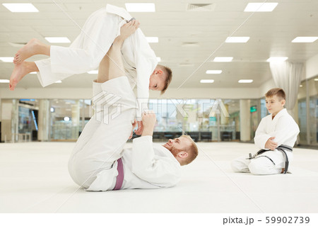 Coach showing the techniques of fight 59902739