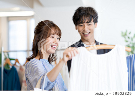 若い男女、カップル、ショッピング 若い男女、カップル、ショッピング 59902829