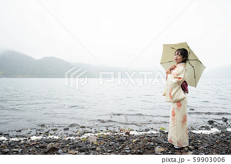 湖と着物の女性 湖と着物の女性 59903006